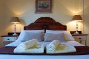 9/43 - Libby's Lodge - Double Room (Shower and Bath)