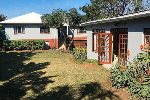 The Ritz Beach Cottage - Blythedale Beach Accommodation.