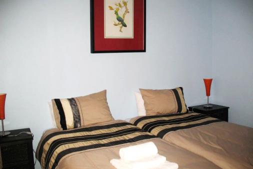 Blue Flamingo B&B - Table View Accommodation.