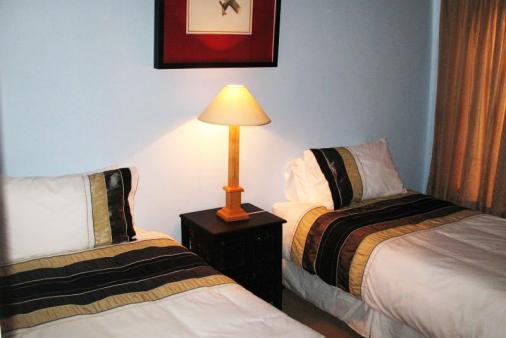 Blue Flamingo B&B - Table View Accommodation.