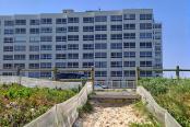16/18 - Aandvari Zeezicht Bloubergstrand - Building from the beach